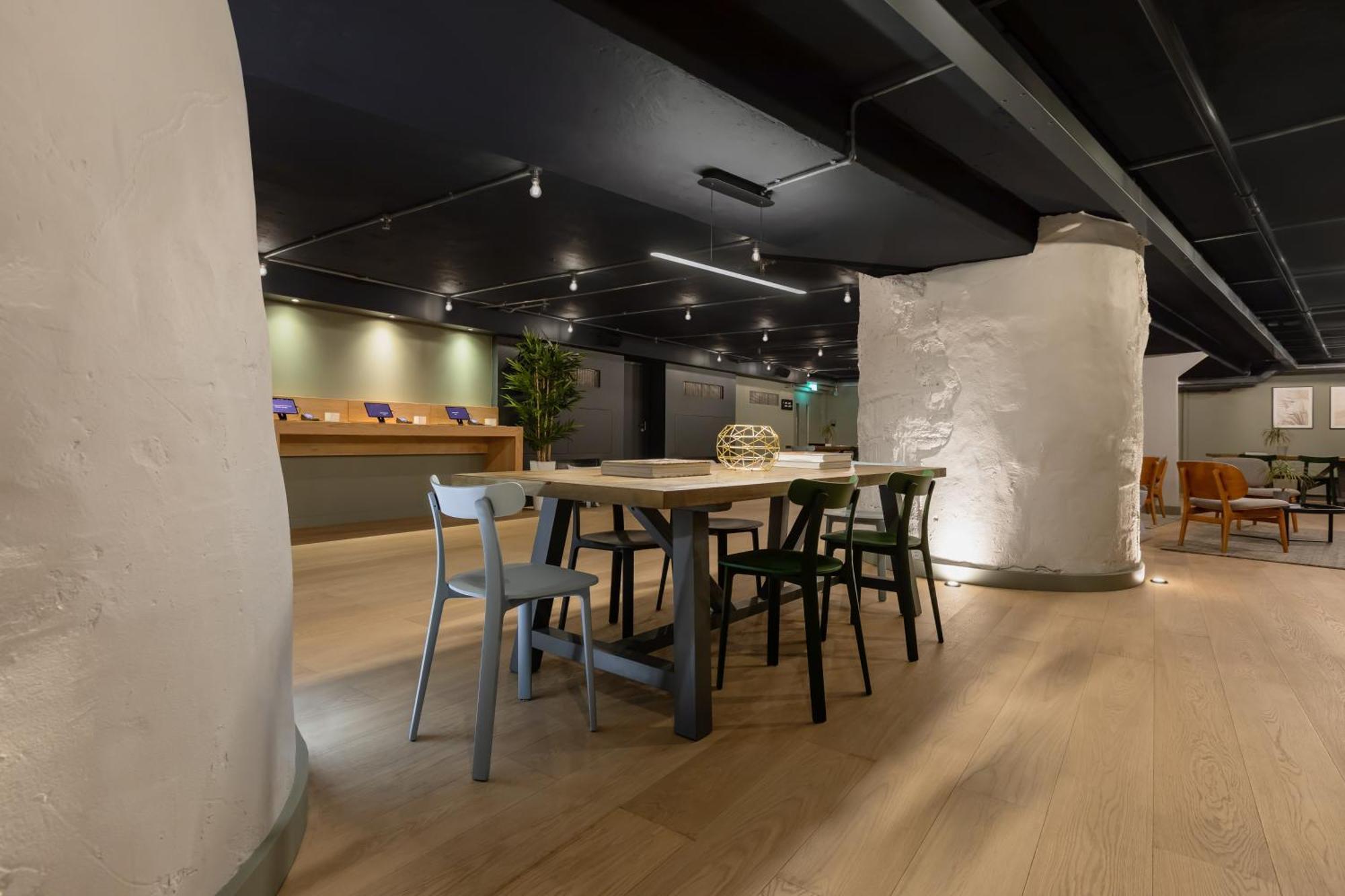 Zedwell Underground Hotel Tottenham Court Rd ロンドン エクステリア 写真